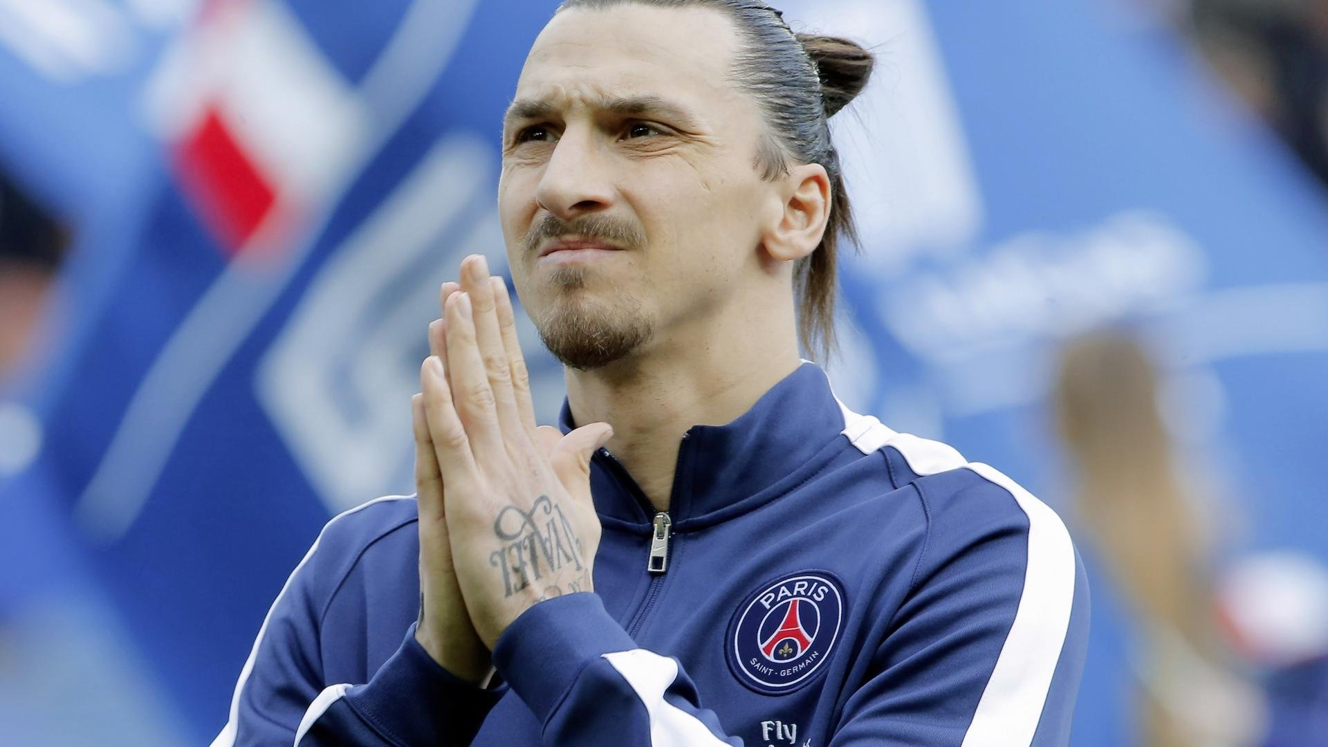 开云足球体育-列队致敬，礼遇红魔，巴黎圣日耳曼的体育精神照亮王子公园球场，巴黎圣日耳曼列队致敬红魔，体育精神闪耀王子公园球场